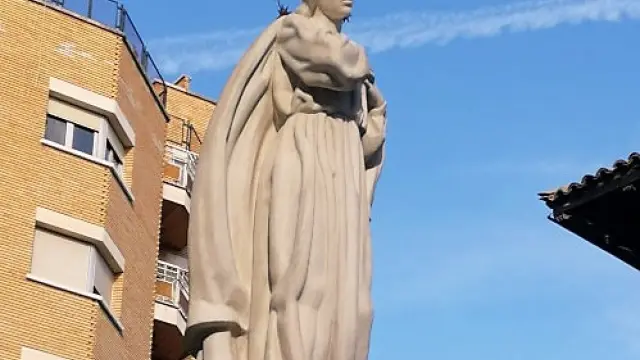 Imagen de la Inmaculada, en la plaza del mismo nombre, tras su restauración.