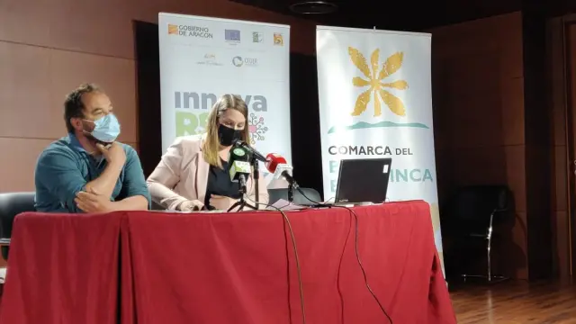 La vicepresidenta del Bajo Cinca, Débora Bravo, y el presidente del Ceder Oriental, Óscar Moret, en la presentación del nuevo servicio de la comarca.