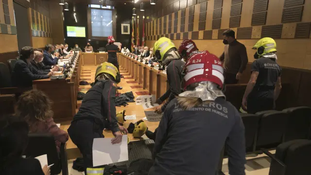 Los bomberos lanzaron papeles, camisetas y cascos al suelo una vez empezado el pleno.