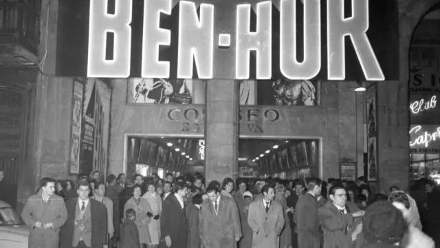 Los asistentes al estreno del filme, bajo el cartel realizado por Andrés Puch en el Coliseo.