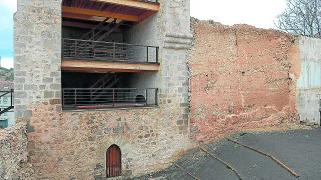 El tramo de la primitiva muralla, a la derecha, está adosado al torreón de la Bombardera.
