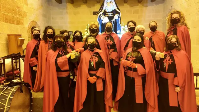 Las mujeres de la Cofradía de Santiago Apóstol son las encargadas cada año de sacar a hombros el paso de la Dolorosa.