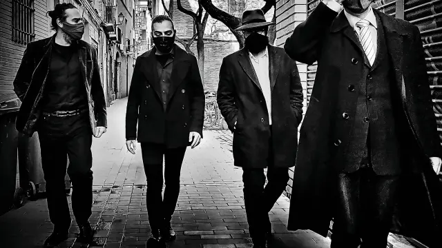 Cuatro integrantes de Bladimir Ros (falta Matteo Franco) en la portada del disco 'La batalla de la tabernas'