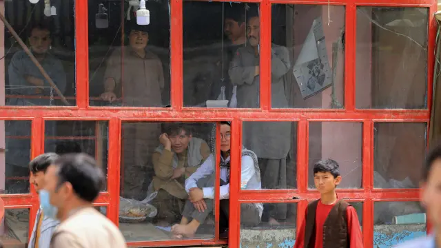 Al menos seis muertos por varias explosiones en una escuela en un barrio de mayoría chií en Kabul (Afganistán).