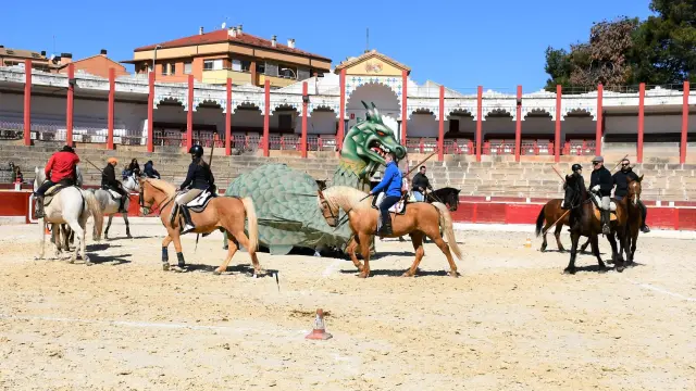 Ensayos del grupo de jinetes caballeros de San Jorge en la plaza de toros de Alcañiz.