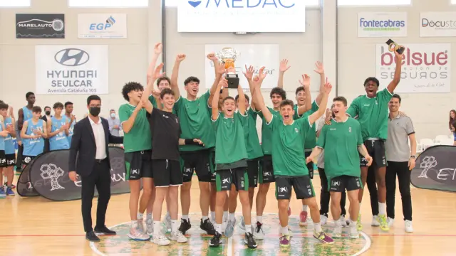 Jugadores cadetes del equipo Joventut que ganó el torneo MHL Sports en Semana Santa en Zaragoza.