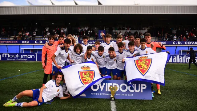 El Real Zaragoza de Quique Falcón, celebrando la conquista de la Oviedo Cup.