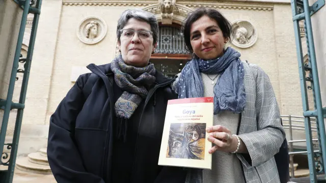La directora general de Patrimonio Cultural del Gobierno de Aragón, Marisancho Menjón (i) y la autora del libro, Inmaculada Real (d), han presentado este miércoles 'Goya. Valor y símbolo del exilio republicano español'.