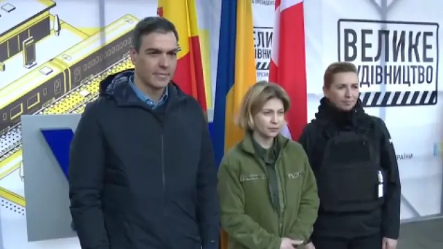 Pedro Sánchez en Kiev, junto a la primera ministra danesa
