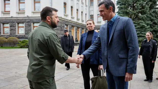 Spanish Prime Minister Pedro Sanchez visits Borodyanka, in Kyiv region, Ukraine April 21, 2022. Moncloa/Borja Puig de la Bellacasa/Handout via REUTERS THIS IMAGE HAS BEEN SUPPLIED BY A THIRD PARTY. NO RESALES. NO ARCHIVES UKRAINE-CRISIS/SPAIN-DENMARK