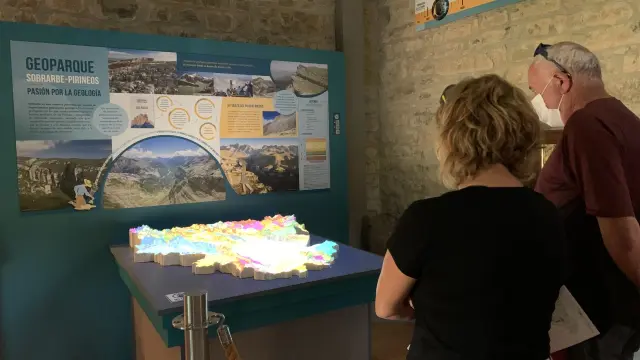 Un mapa geológico de Sobrarbe recibe al visitante en el centro de interpretación ubicado en el castillo de Aínsa.
