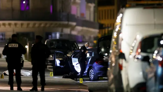 La policía francesa investiga en París en el lugar de los hechos