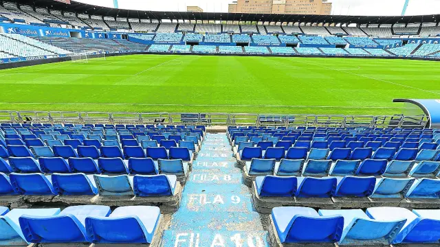 Vista del campo de fútbol de La Romareda desde las gradas.