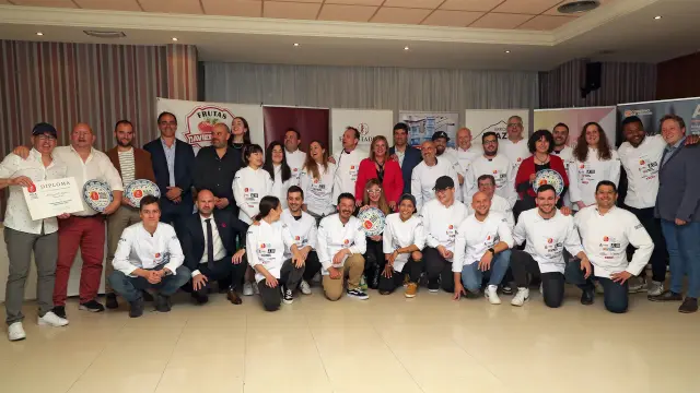 Foto de familia de varios cocineros aragoneses y los premiados.