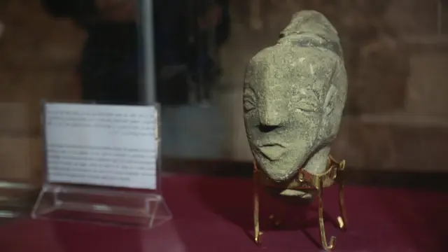 Vista de la estatua de 4.500 años de antigüedad que se exhibe en el museo Qasr al Basha.