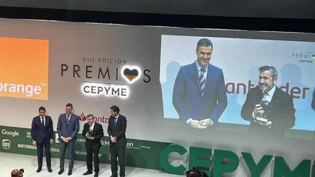 Foticos recibe un premio Cepyme 2021 de manos del presidente del Gobierno, Pedro Sánchez.