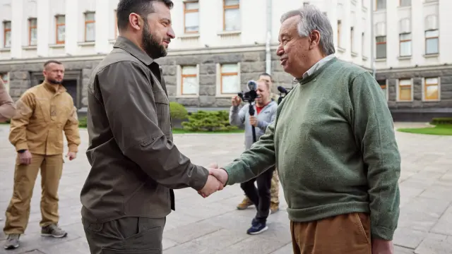 Guterres estrecha la mano de Zelenski en Kiev
