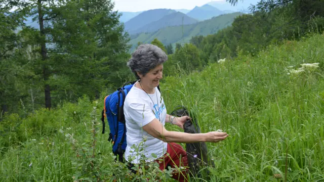 La catedrática Pilar Catalán, en la campaña de colección de gramíneas en el Este de Siberia.
