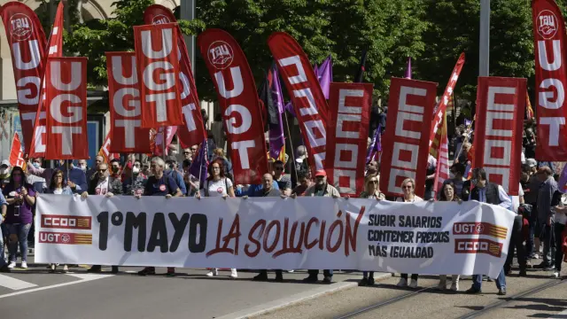 Cientos de personas reivindican sus derechos laborales en Zaragoza en el 1º de Mayo