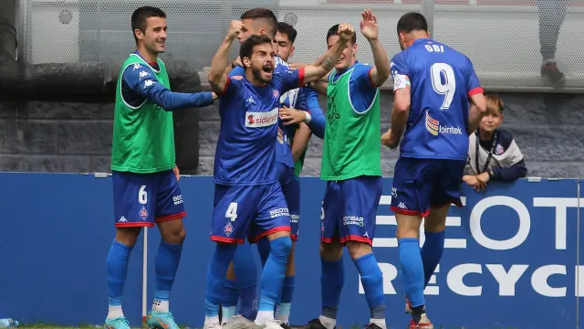 Los jugadores del Amorebieta, entre ellos el exzaragocista Javi Ros, celebran uno de los goles ante el Fuenlabrada.