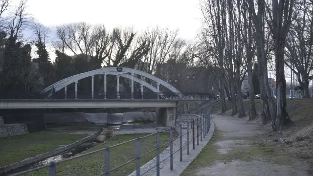 El puente de las Miguelas marca el inicio del soto del río Isuela.