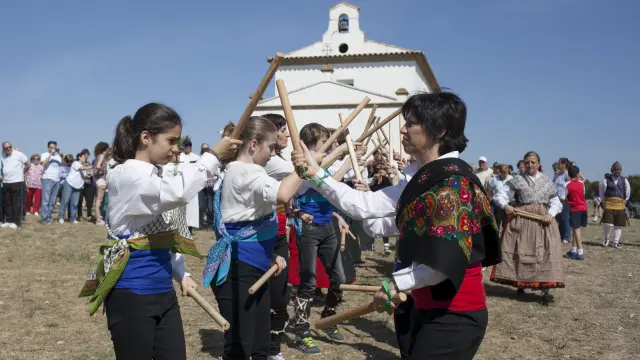 Los dances tradicionales, en la explanada de la ermita de San Gregorio.