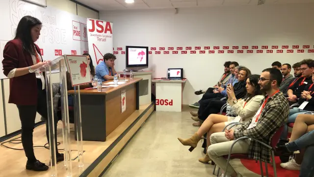 Alba Sánchez se dirige a los asistentes al V Congreso Provincial de las Juventudes Socialistas de Teruel.