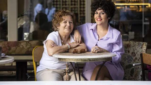 Angelines Muñoz, afectada de fibromialgia, con su hija Cristina Balaguer, en una cafetería de Zaragoza.