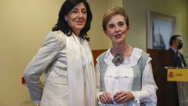 La nueva directora del Centro Nacional de Inteligencia (CNI), Esperanza Casteleiro (i), y a la directora destituída, Paz Esteban (d).