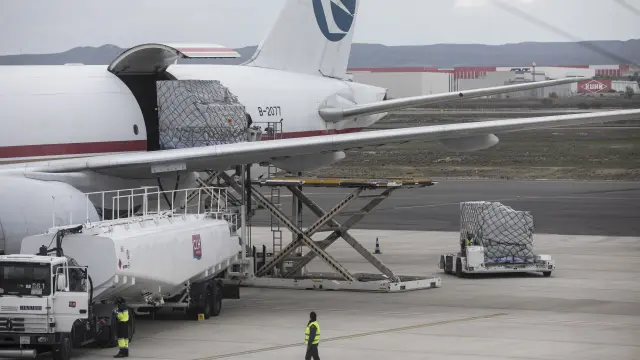 Un avión descarga material sanitario en el aeropuerto de Zaragoza durante la pandemia.