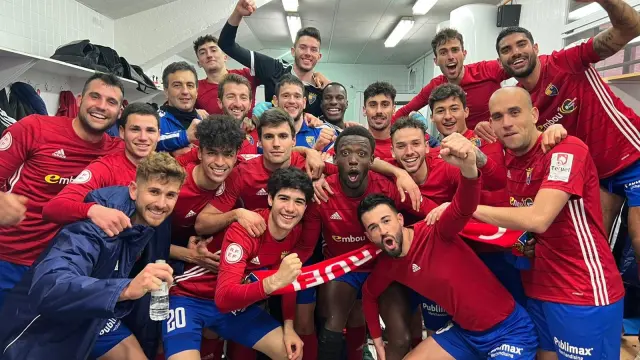 Los jugadores del CD Teruel celebran una victoria esta temporada.