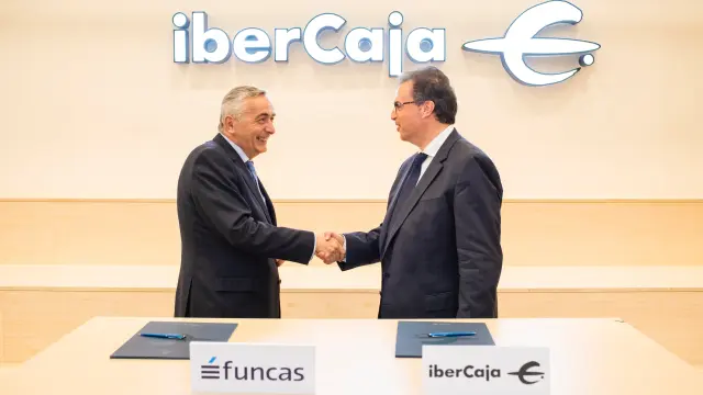 El director general de Funcas, Carlos Ocaña, y el presidente de Ibercaja, Francisco Serrano durante la firma del convenio.