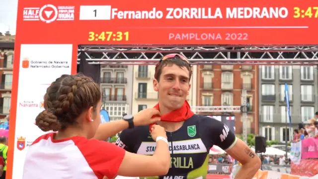 Fernando Zorrilla, visiblemente emocionado, nada más proclamarse campeón de España de triatlón de media distancia en Pamplona.