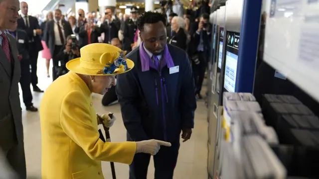 Isabel II probando las máquinas de billetes del metro de Londres