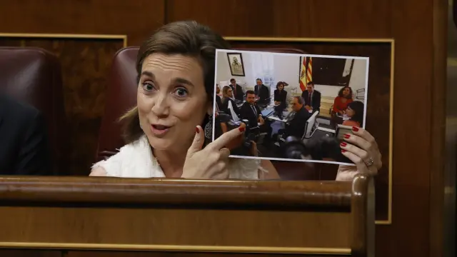 Cuca Gamarra muestra una foto de una reunión entre Sánchez y Torra
