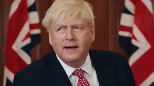 Kenneth Branagh, caracterizado como Boris Johnson.