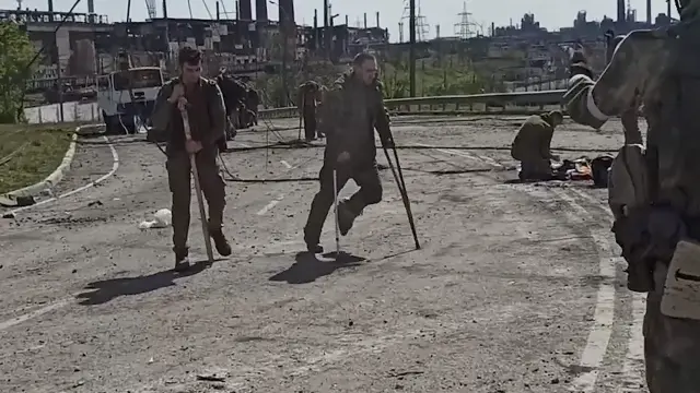 Dos soldados rusos heridos salen de la acería de Azovstal.