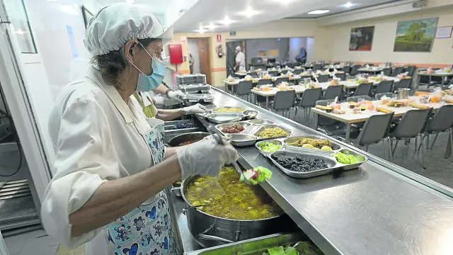 El comedor de la obra social del Carmen, este jueves, ha recobrado la normalidad y los usuarios vuelven a degustar el menú en las mesas en lugar de llevárselos a casa por la pandemia