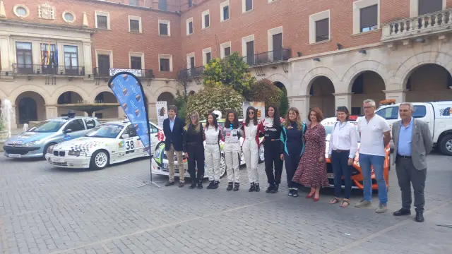 Las aragonesas que participan en competiciones automovilísticas posan con representantes de la Administración en la plaza de San Juan de Teruel.