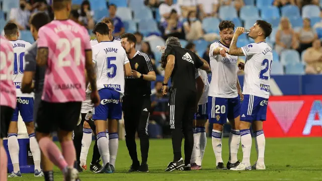 Los jugadores del Real Zaragoza se refrescan en el minuto 75 del partido del viernes ante el Lugo.