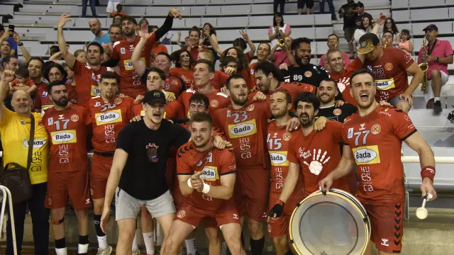 Los jugadores del Bada Huesca celebran el triunfo con los aficionados.