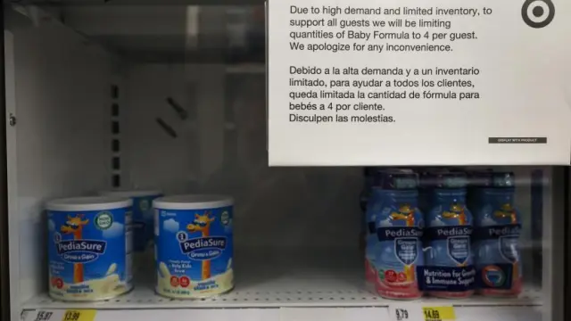 Cartel con el aviso de desabastecimiento y la limitación de cantidad de leche en polvo que se puede comprar en una tienda de Nueva York.