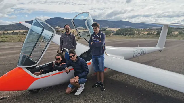 Tres alumnos del curso de 2021 con Yago Alonso, instructor de Vuelo sin Motor.