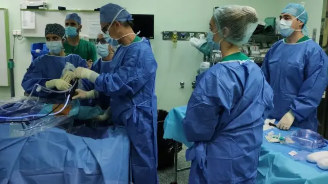 Intervención quirúrgica realizada en el Hospital Militar con personal del Miguel Servet