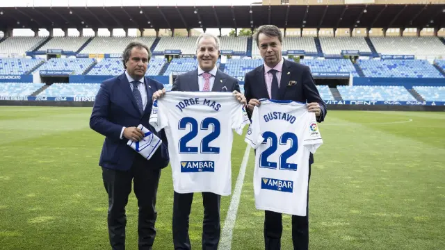 Jorge Mas Santos, inminente presidente del Real Zaragoza, entre Juan Forcén y el colombiano Gustavo Serpa, dos de los consejeros del nuevo equipo de regencia de la SAD.