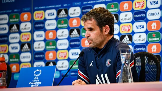 El técnico del equipo femenino del París Saint-Germain, Didier Ollé-Nicolle.