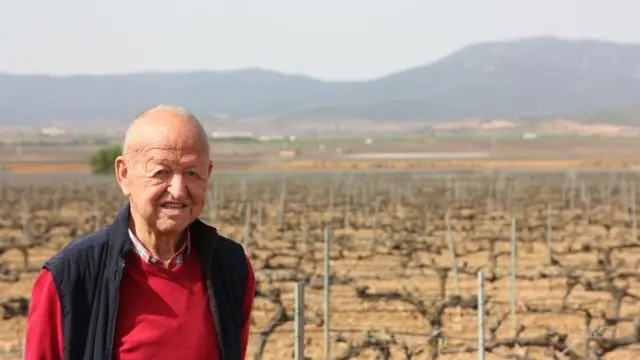 Félix Báguena, delante de su auténtica pasión, el viñedo de Carineña.