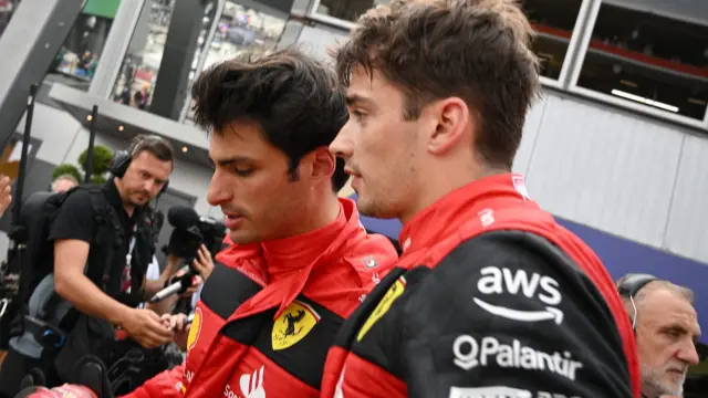 El madrileño Carlos Sainz (izquierda) y el monegasco Leclerc coparán para Ferrari la primera línea del Gran Premio de Mónaco este domingo.