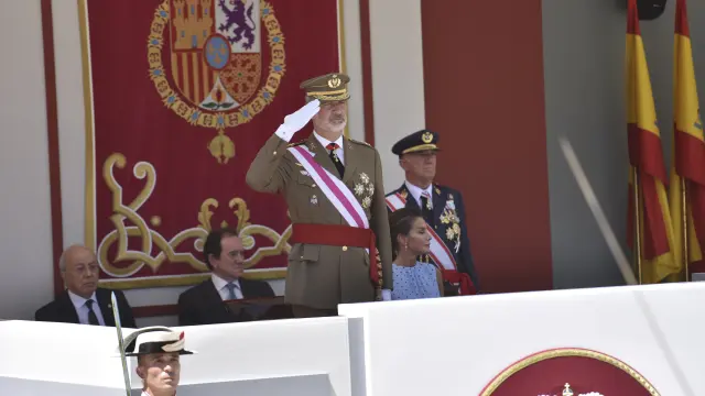 El rey don Felipe durante un momento del desfile de ayer en Huesca.