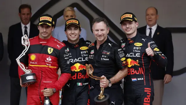 El podio de la carrera monegasca con Sainz (segundo en la carrera, a la izquierda), el ganador Pérez, Christian Horner (director de Red Bull Racing) y Max Verstapper (tercero en la prueba).